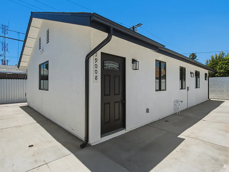 19008 Hartland St #913S38 — Photo 1