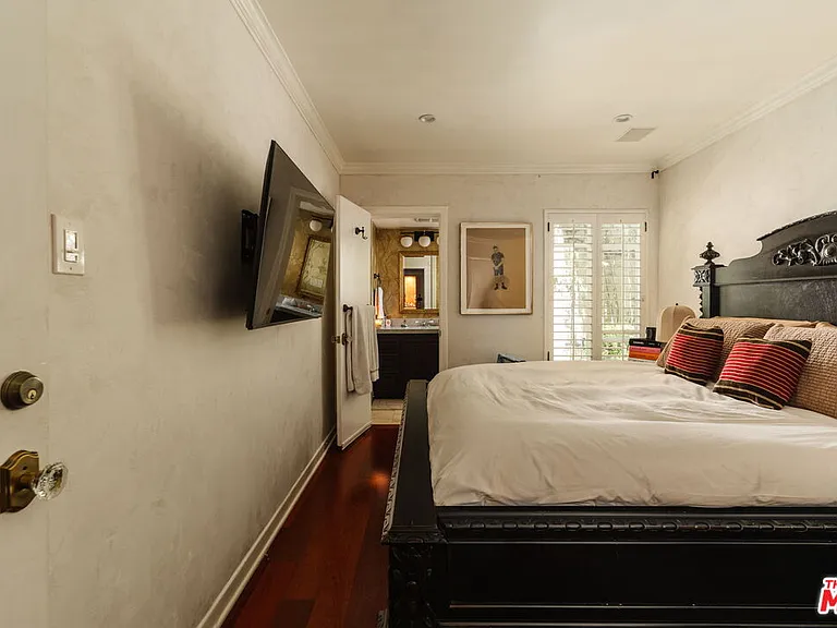 1219 Sunset Plaza Dr #3 — Photo 17