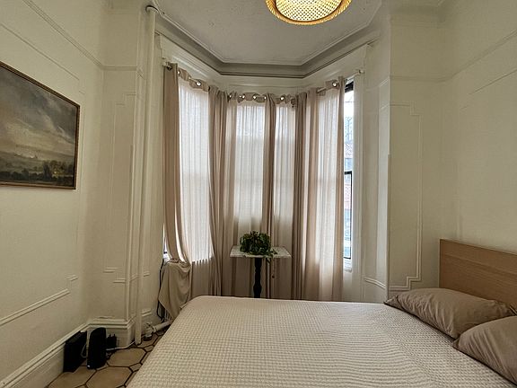 5th image of 552 11th St APT 1R