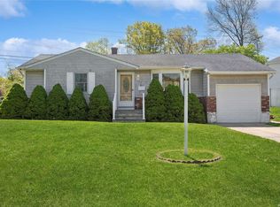 91 Country Village Ln, East Islip, NY 11730