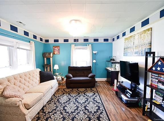 4th image of 215 Herron St