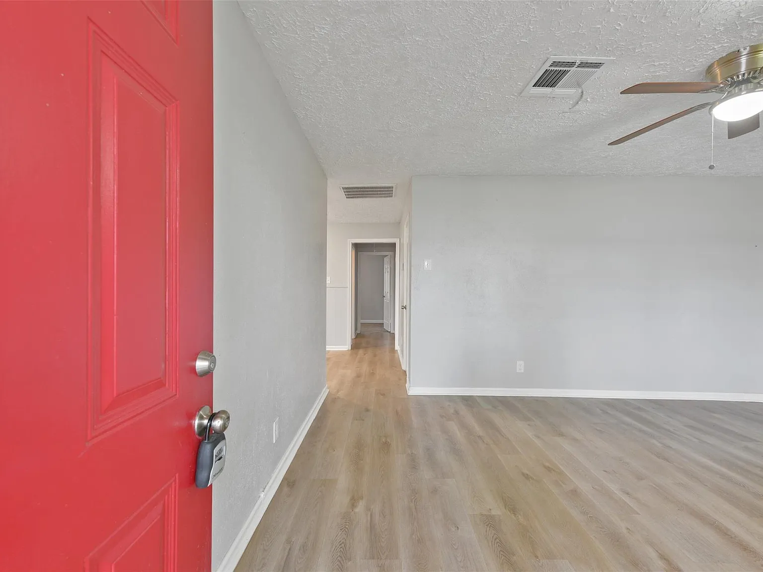 4 bed, 2.0 bath, 1470 sqft, $1,800 — Photo 3