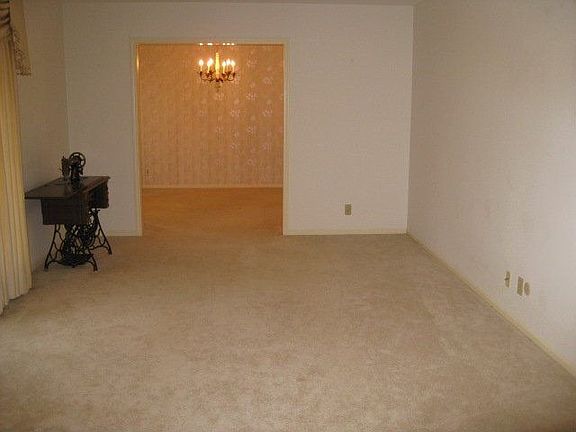 2nd image of 920 Elaine Dr