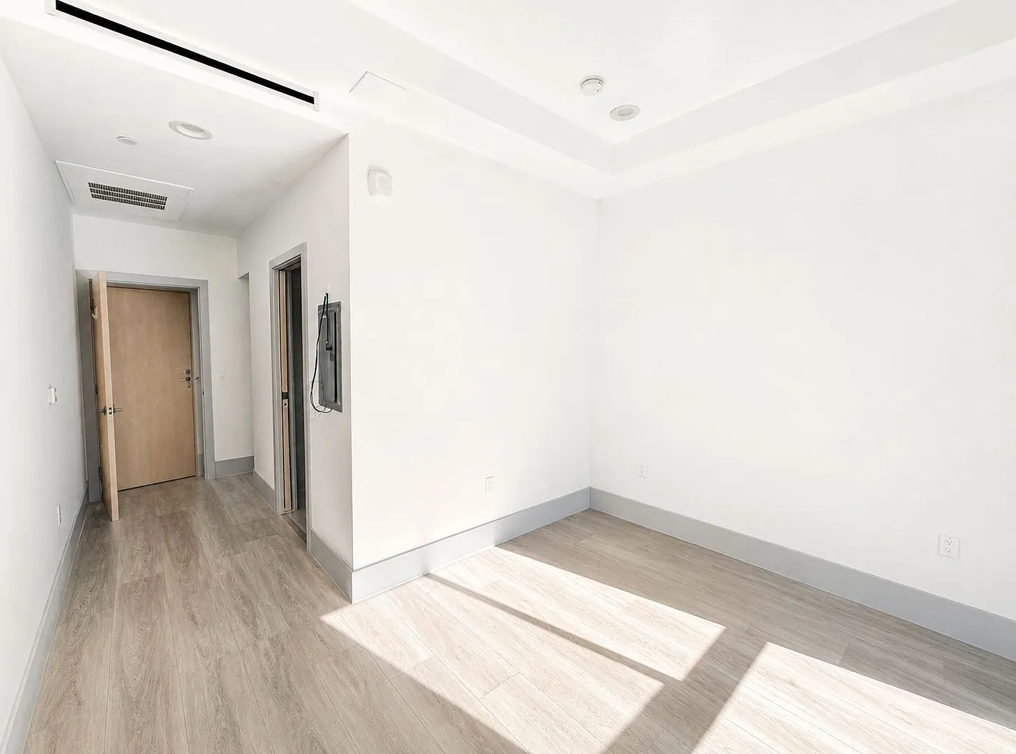 3 bed, 1000 sqft, $3,050 — Photo 2