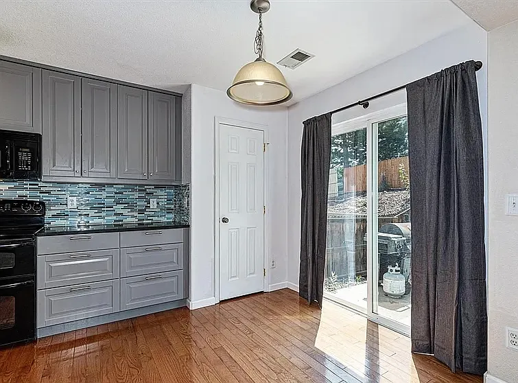 3 bed, 2.5 bath, 1493 sqft, $2,600 — Photo 2