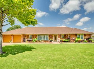 1910 Mocking Bird Ln, Enid, OK 73703
