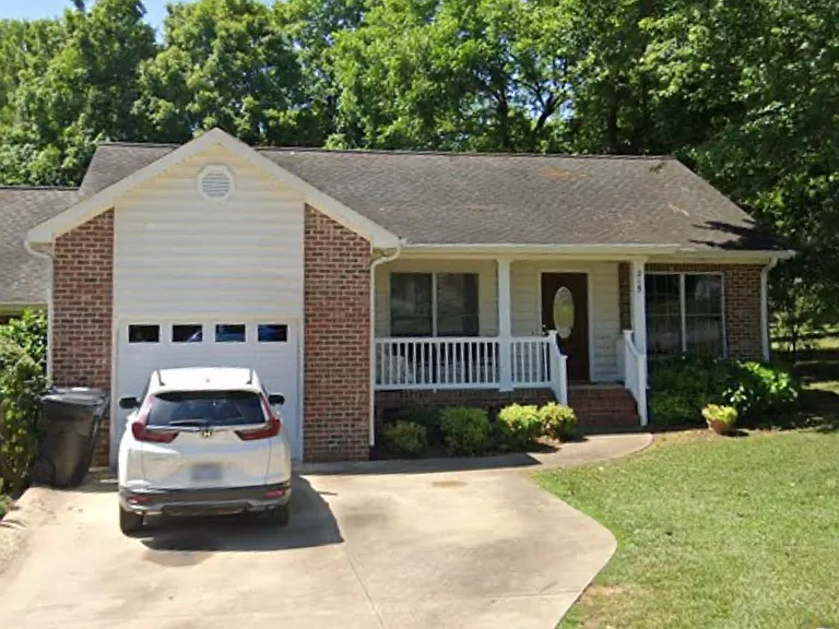215 Laurel Hill Dr — Photo 1