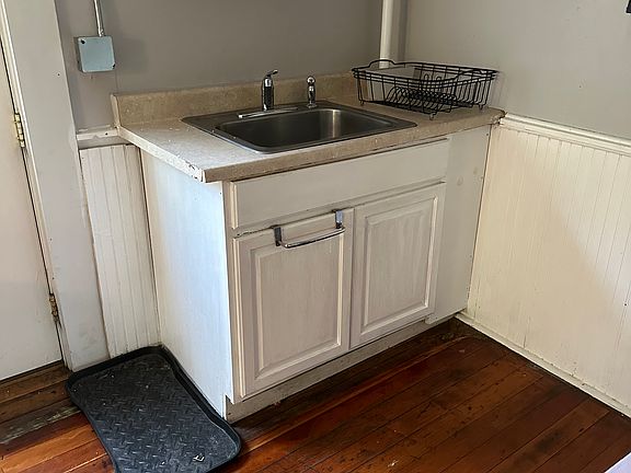 3rd image of 807 Main St #2