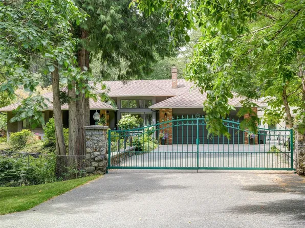 4860 Excelsior Rd, Saanich, BC V9E 2E5