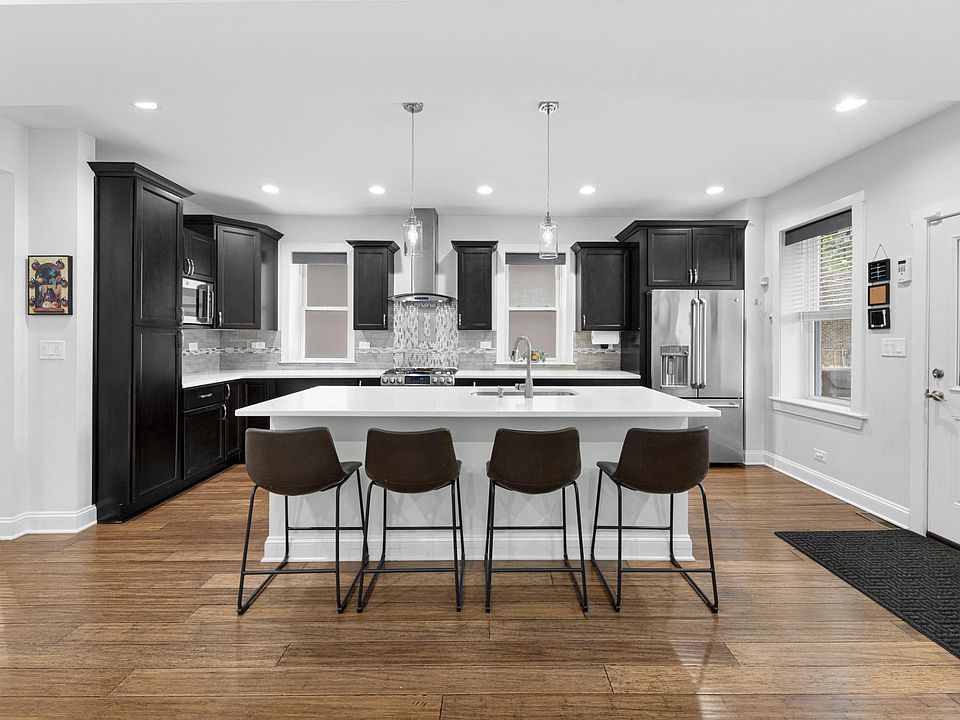 1st image of 2505 W Ainslie St APT 1