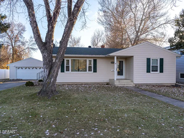 923 17th St NW, East Grand Forks, MN 56721