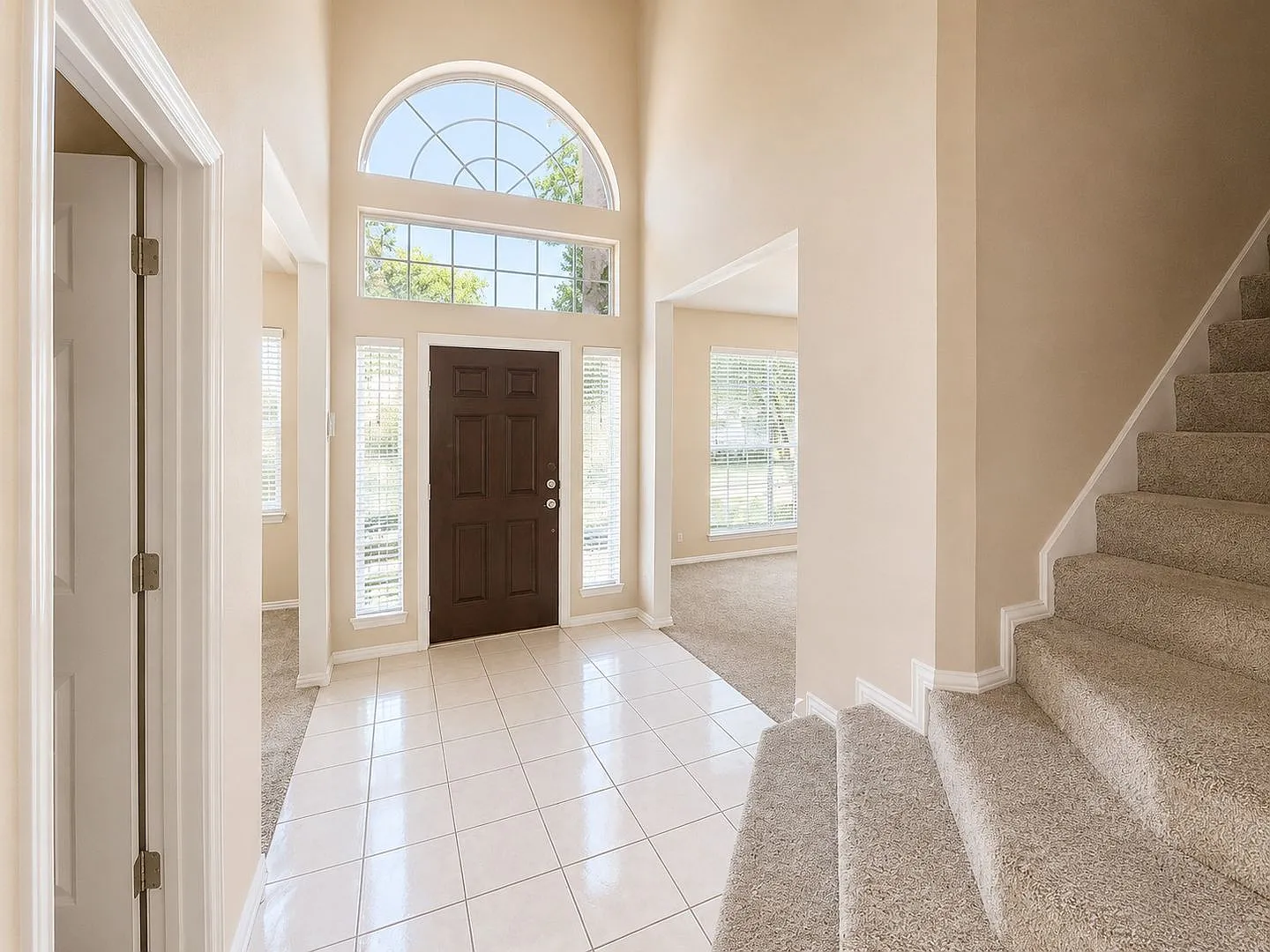 Beautiful Two-Story Home on a Corner Lot for Lease in Euless! — Photo 4