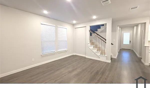 6 bed, 2416 sqft, $3,700 — Photo 3