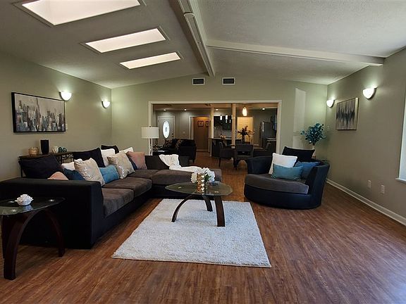 2nd image of 4801 Sanderson Ln
