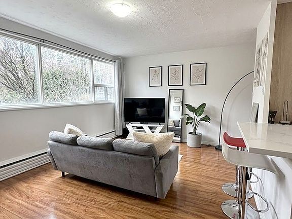 4th image of 140 Springhurst Ave #1