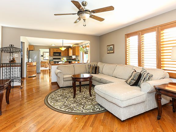 3rd image of 8406 Hollybrook Ln