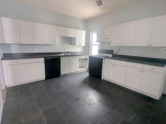 4th image of 809 Maple St