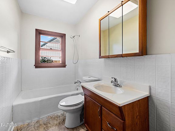 4th image of 308 Centeroak Dr
