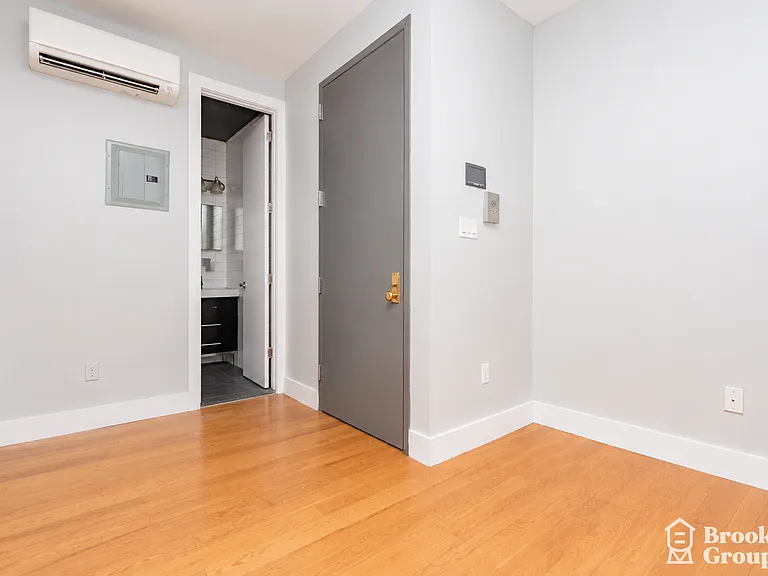 1493 Gates Ave #2D — Photo 6