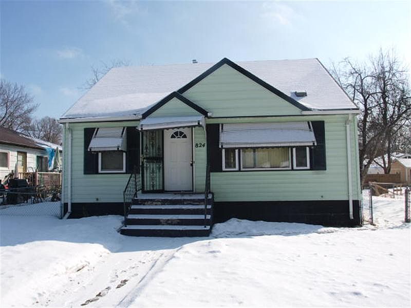 1st image of 824 Vincent Ave N