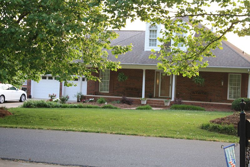 1st image of 105 Twin Lake Dr