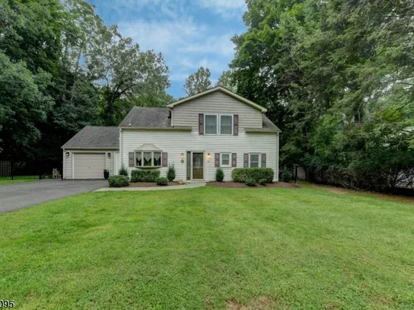 64 Grove St, Oakland Boro, NJ 07436