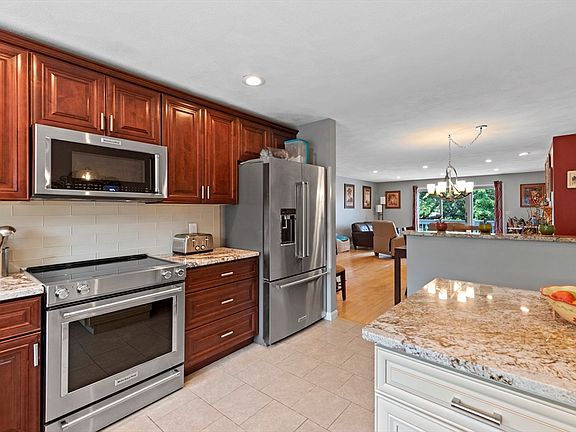 5th image of 8 Carriage Hill Ln
