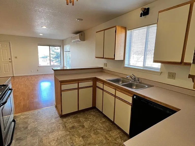 1355 NW Davenport Ave — Photo 6
