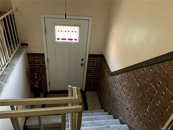 4th image of 32 Westwood Dr