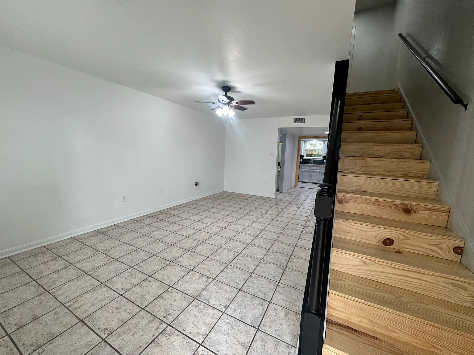 2 bed, 1.5 bath, 1100 sqft, $1,400 — Photo 2
