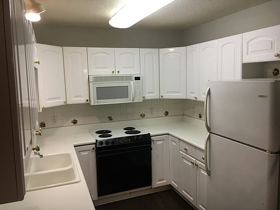 Kitchen (new stove not pictured)