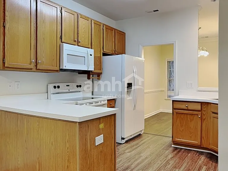 102 Selsey Dr — Photo 3