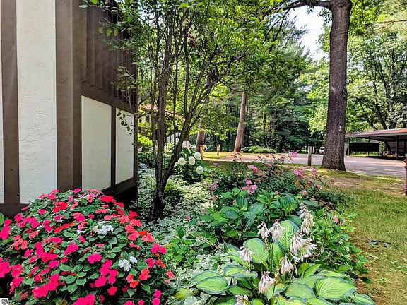 2nd image of 6865 Pinebrook Dr