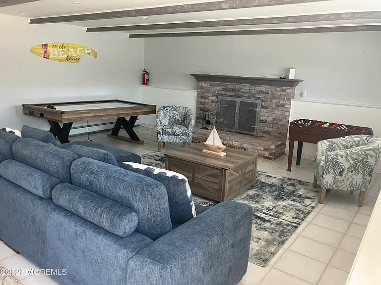 210 Laurel Ct — Photo 13