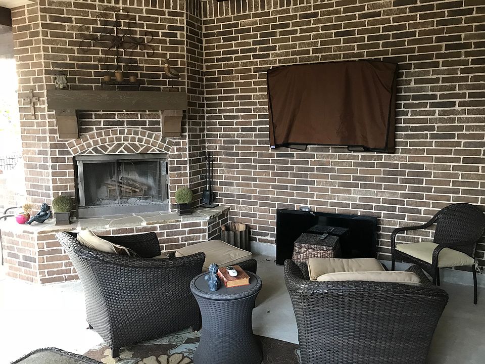 Outdoor living, w/fireplace 