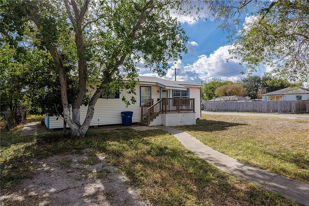 3 bed, 2.0 bath, 1389 sqft, $1,350 — Photo 2