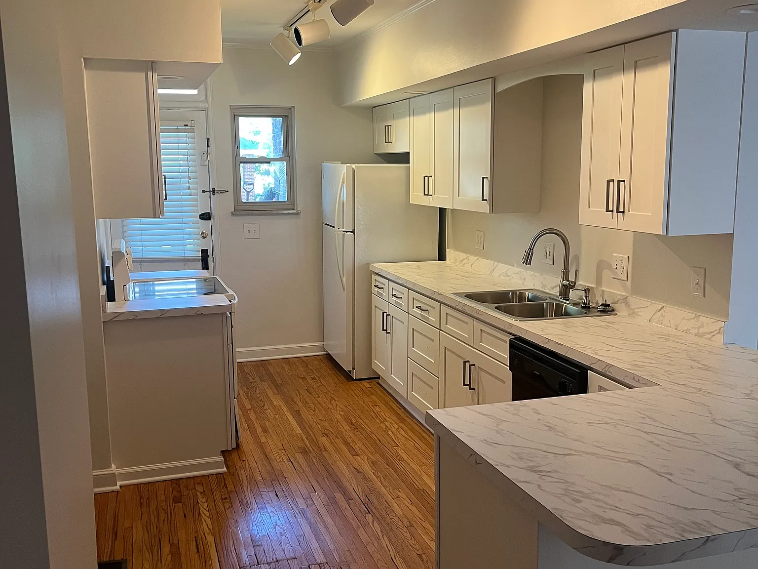 1 bed, 850 sqft, $1,295 — Photo 2
