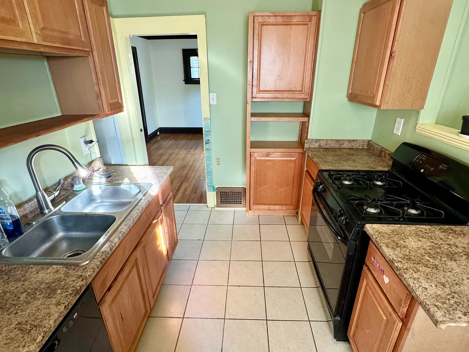 3 bed, 1.5 bath, 1430 sqft, $1,690 — Photo 2