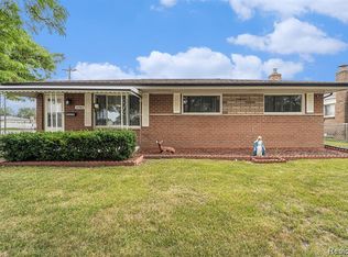 32960 Oakview Dr, Warren, MI 48092