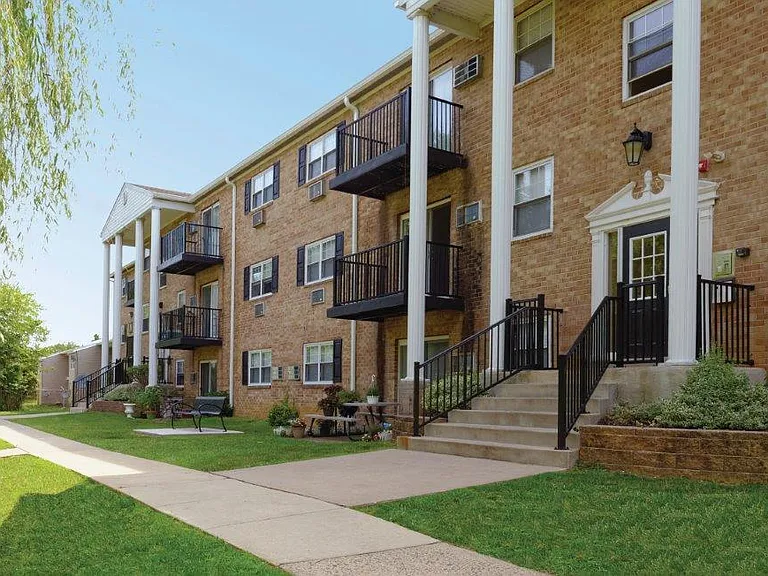 Hill Brook Place Apartment Homes — Photo 27