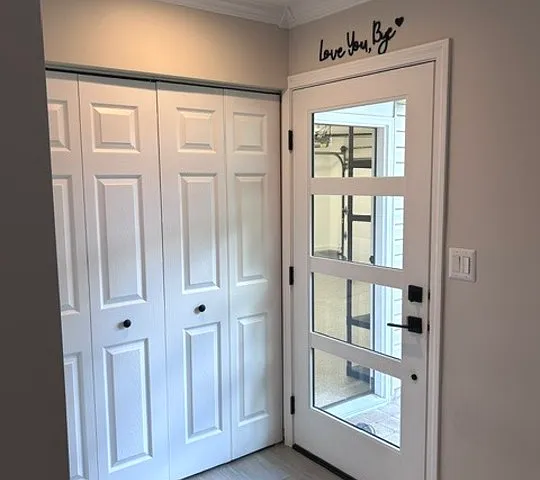 5045 Rochester Dr — Photo 2