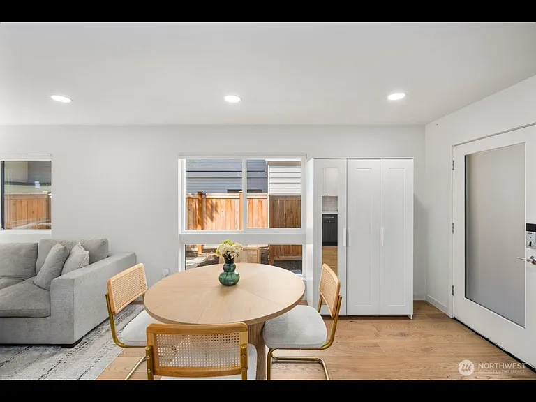 4028 5th Ave NE — Photo 3