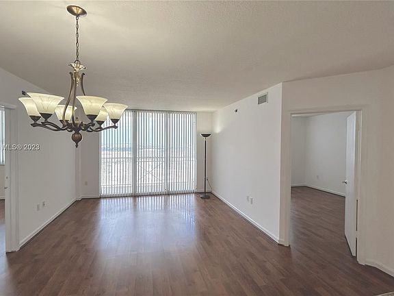 4th image of 19501 W Country Club Dr APT 2512
