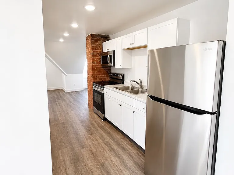 308 Hill St — Photo 3