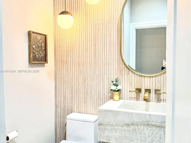 400 Alexandra Cir — Photo 45