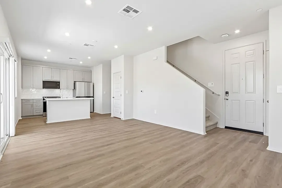3 bed, 1402 sqft, $3,500 — Photo 3