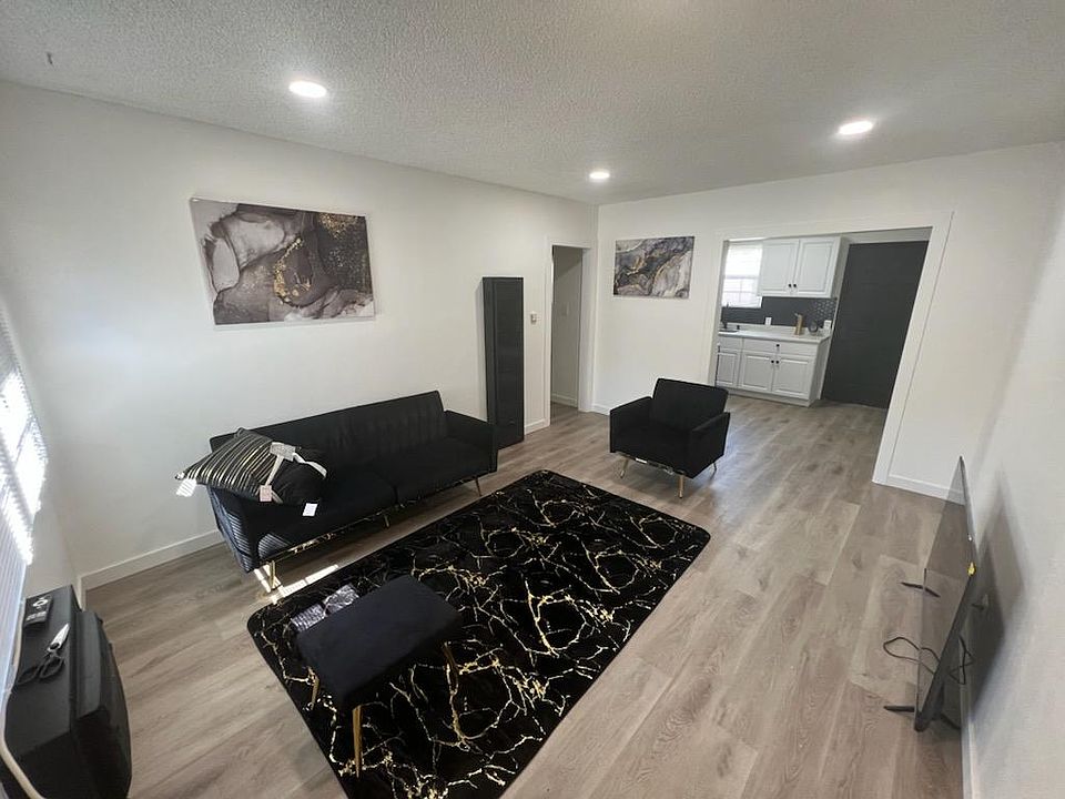 1st image of 10940 Oxnard St #2