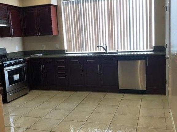 3rd image of 470 W 50th St #8571472