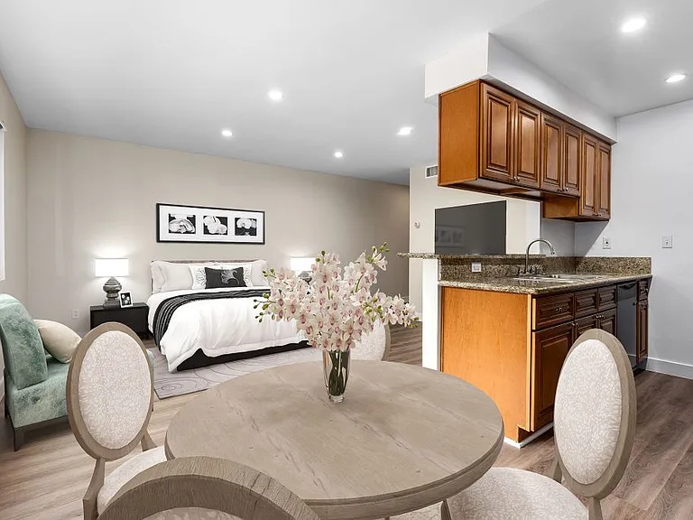 Lombardi Apartments — Photo 49