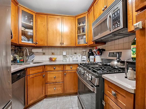5th image of 3086 Avenue W